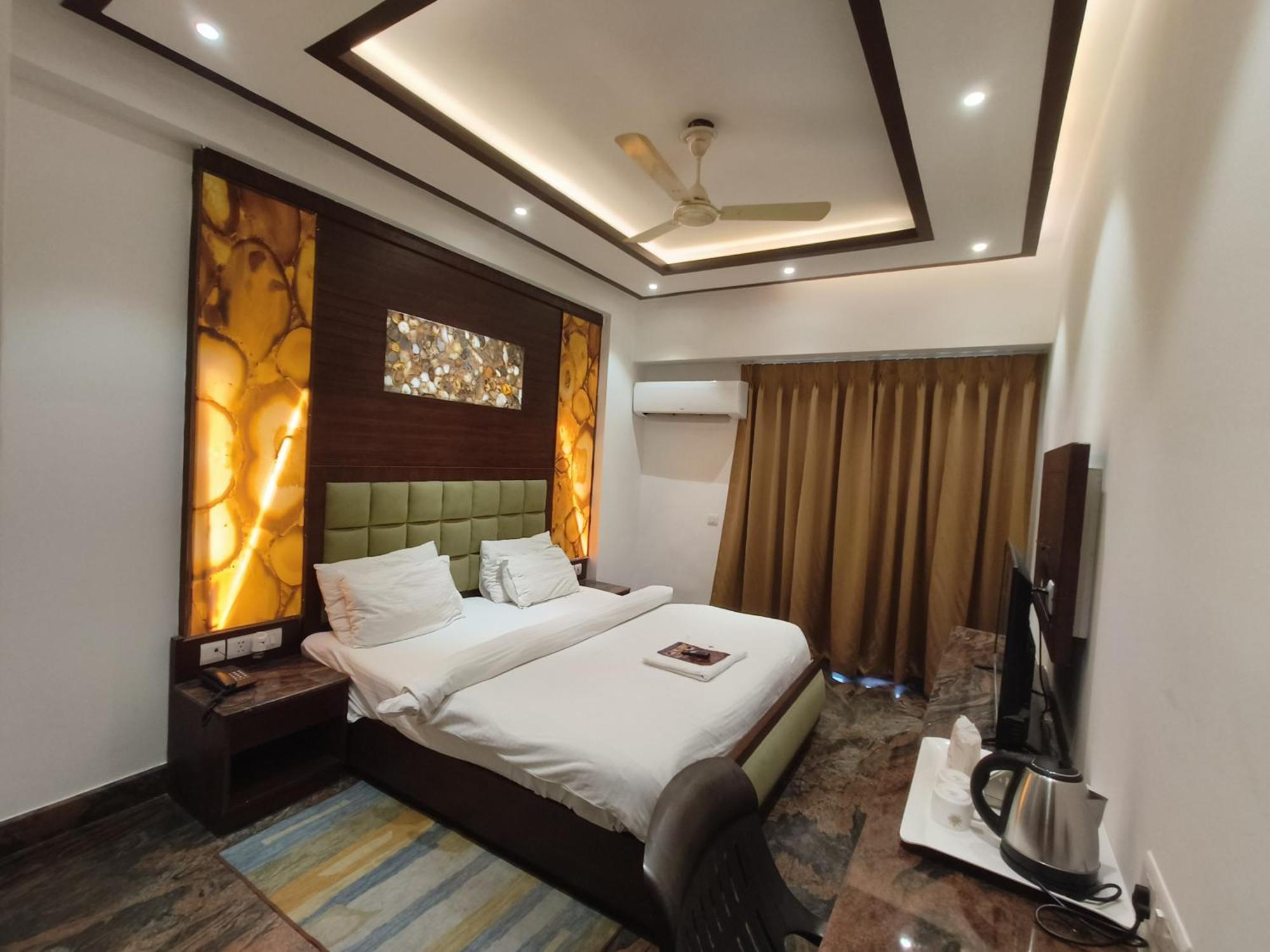 Jjk Rukmini Vilas Hotel & Banquet 무자파르푸르 외부 사진