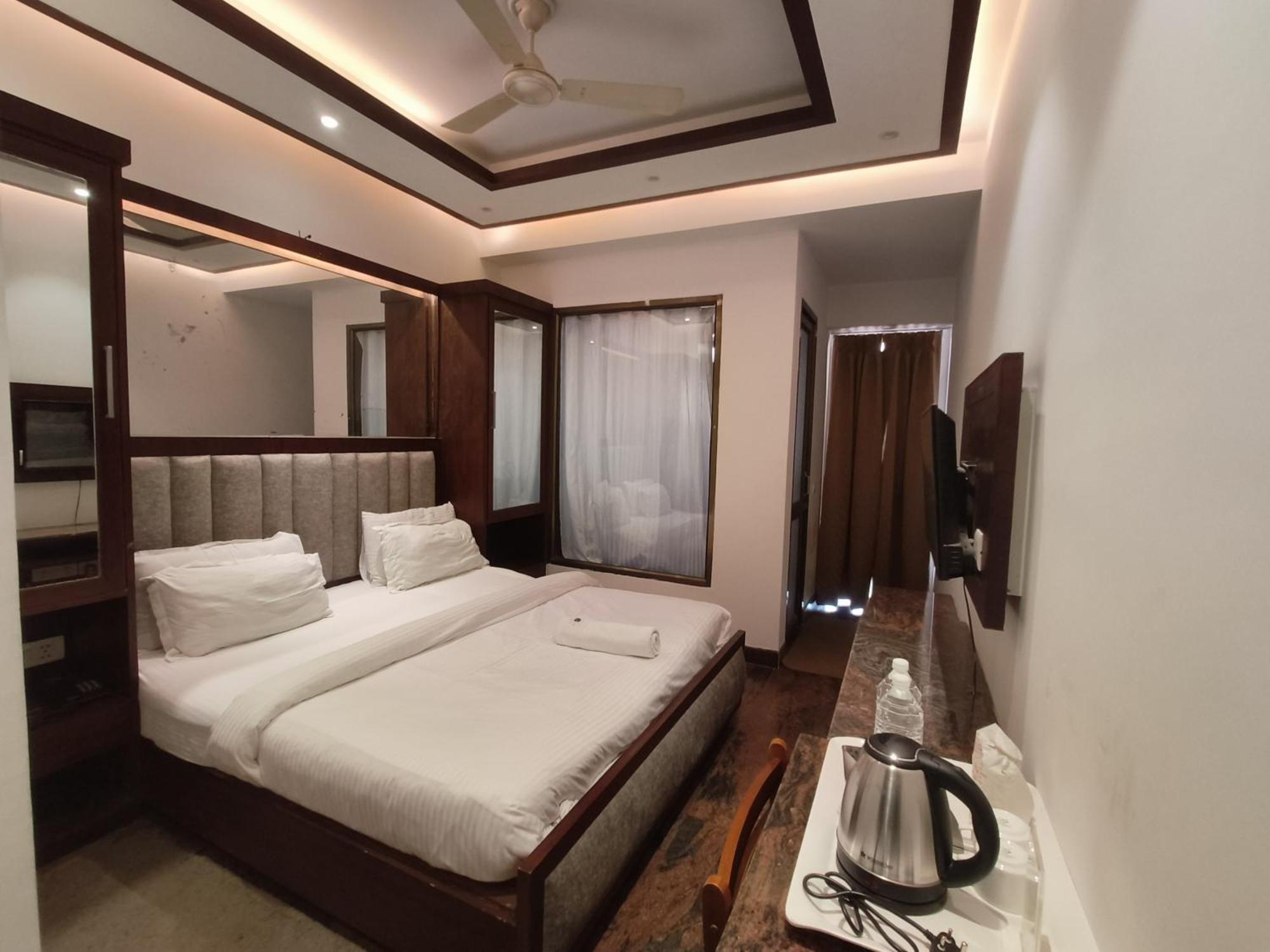 Jjk Rukmini Vilas Hotel & Banquet 무자파르푸르 외부 사진