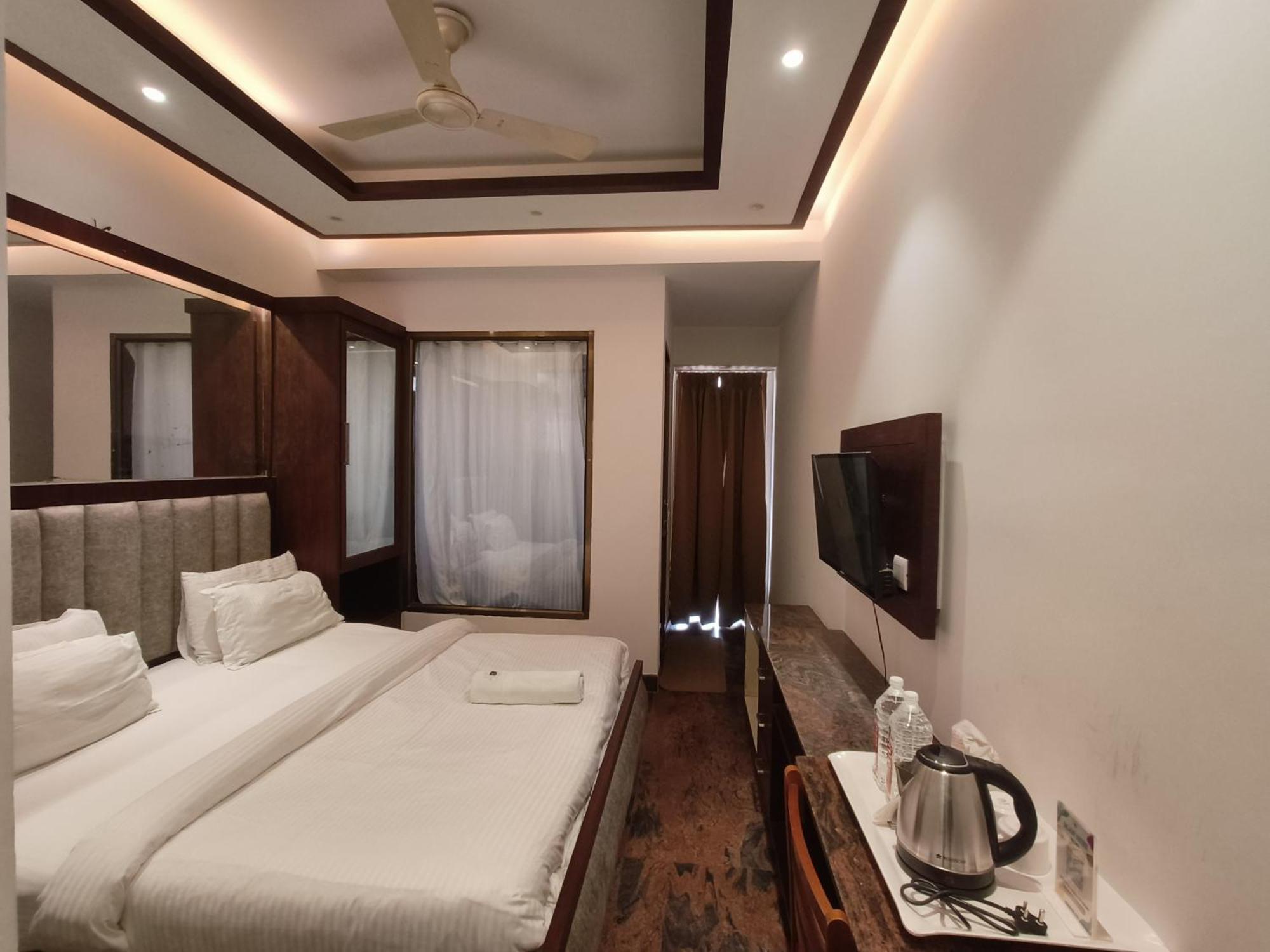 Jjk Rukmini Vilas Hotel & Banquet 무자파르푸르 외부 사진