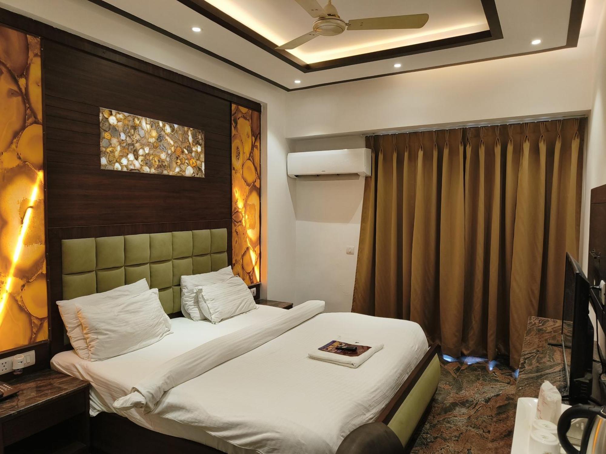 Jjk Rukmini Vilas Hotel & Banquet 무자파르푸르 외부 사진