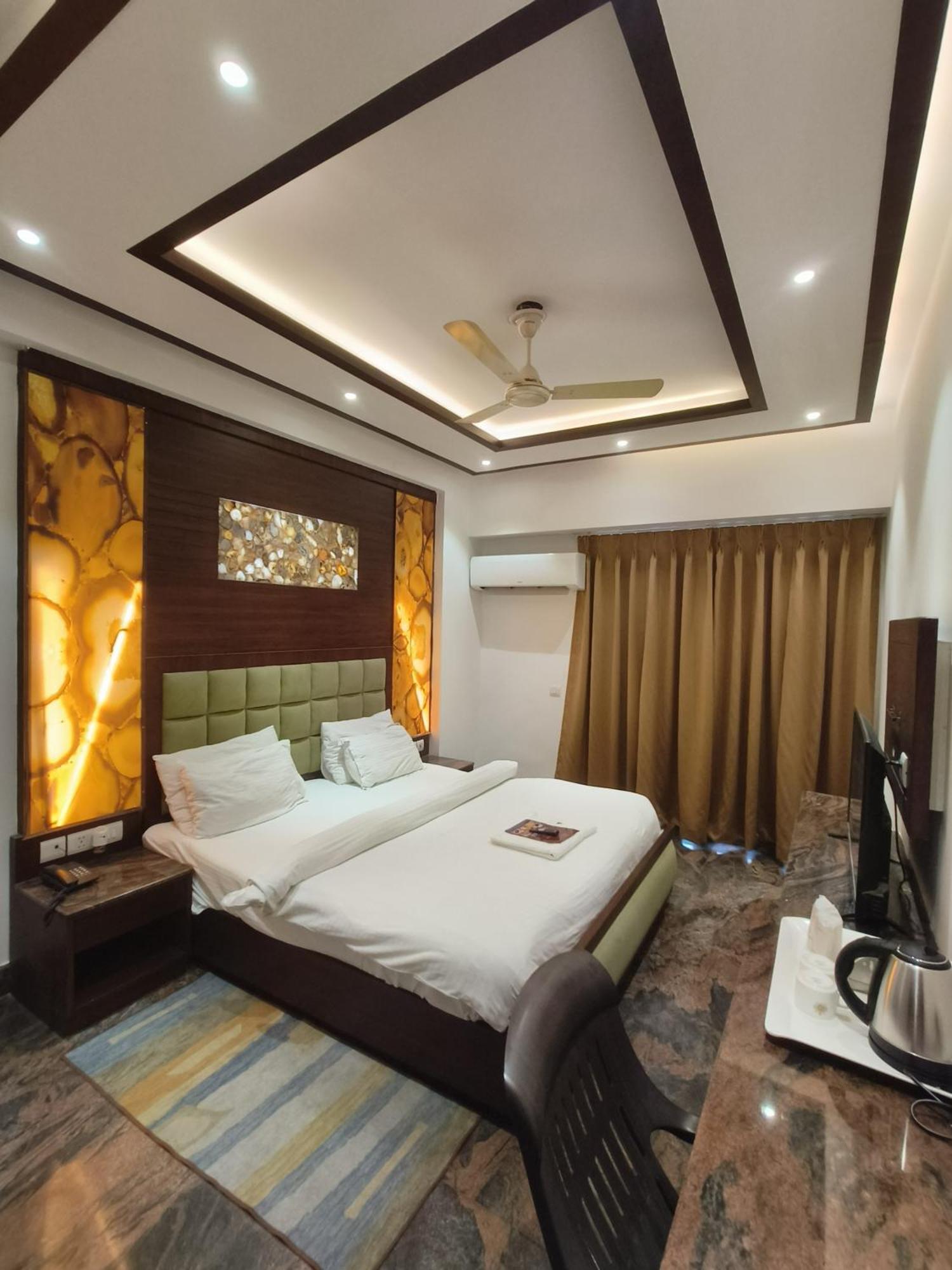 Jjk Rukmini Vilas Hotel & Banquet 무자파르푸르 외부 사진