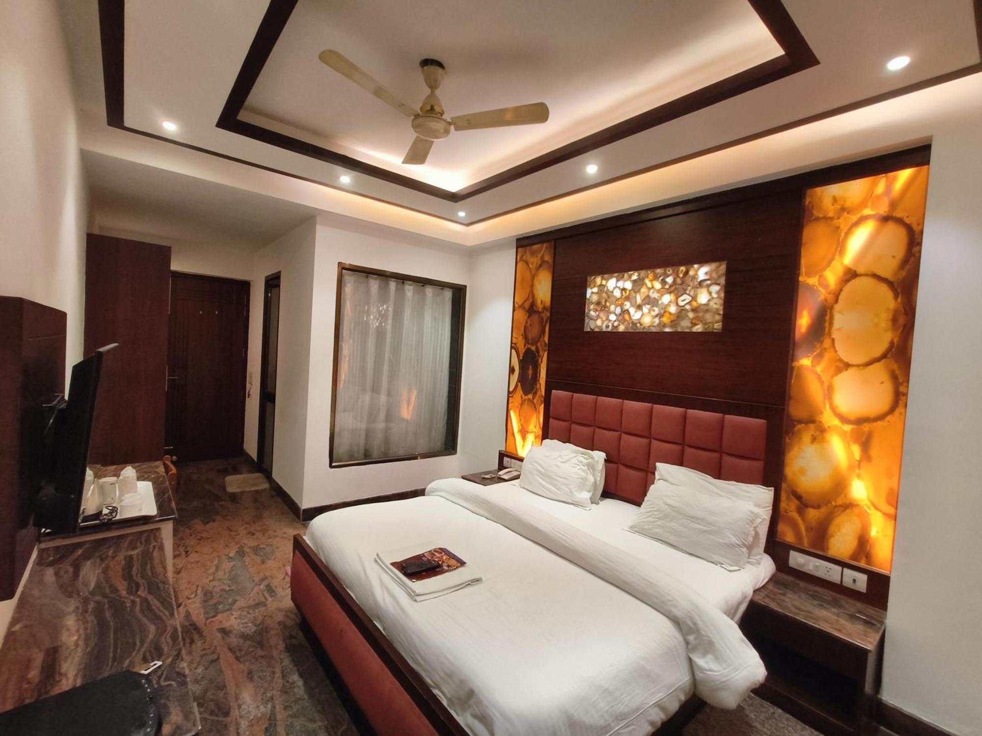 Jjk Rukmini Vilas Hotel & Banquet 무자파르푸르 외부 사진