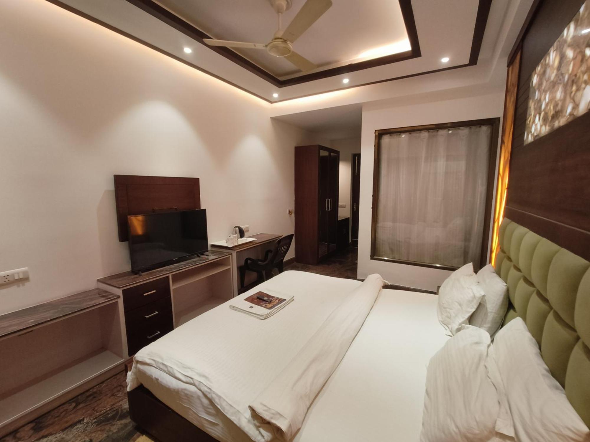 Jjk Rukmini Vilas Hotel & Banquet 무자파르푸르 외부 사진