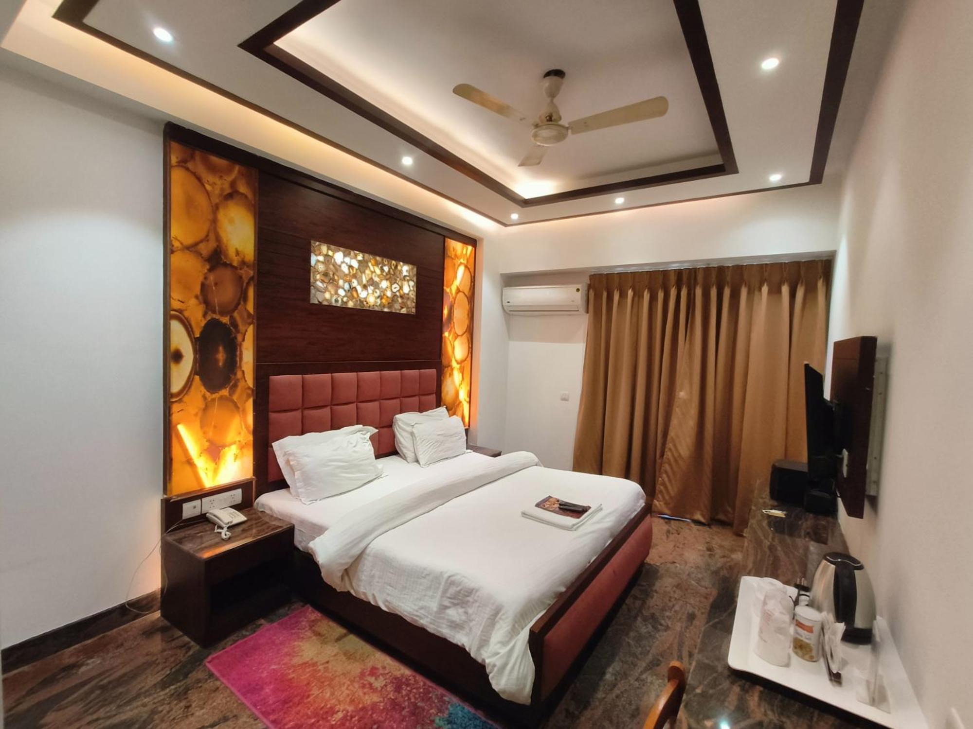 Jjk Rukmini Vilas Hotel & Banquet 무자파르푸르 외부 사진