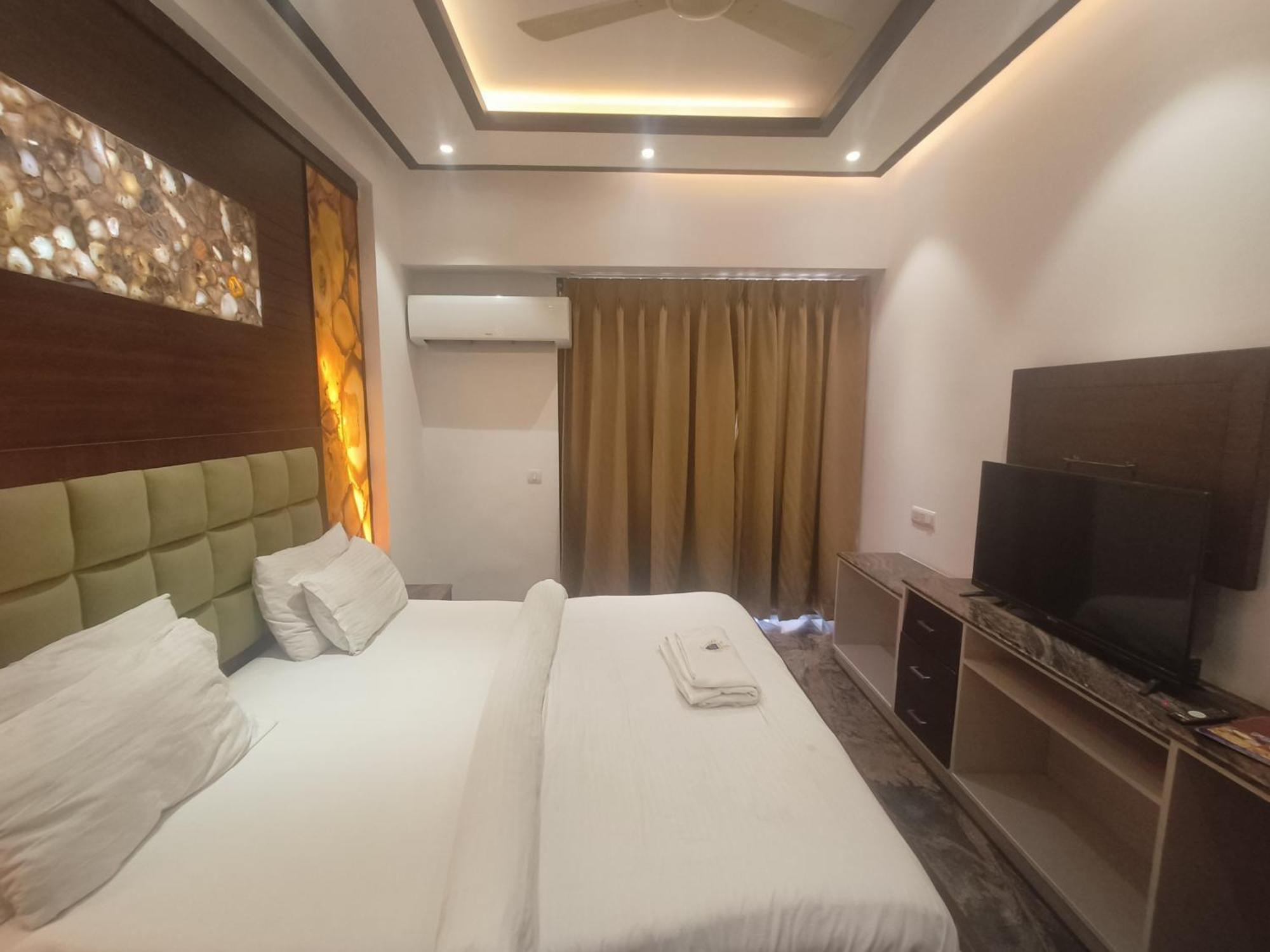 Jjk Rukmini Vilas Hotel & Banquet 무자파르푸르 외부 사진