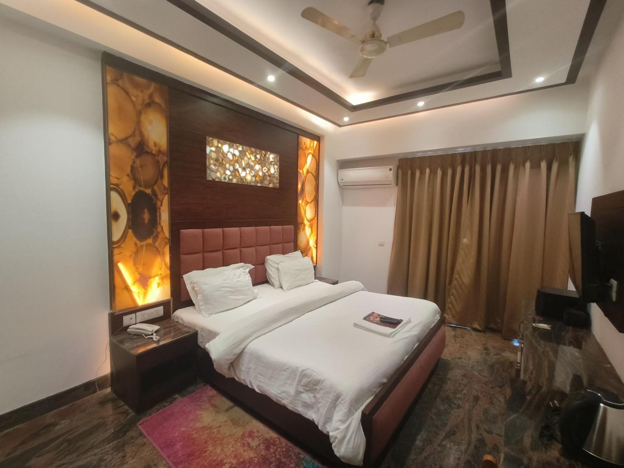 Jjk Rukmini Vilas Hotel & Banquet 무자파르푸르 외부 사진