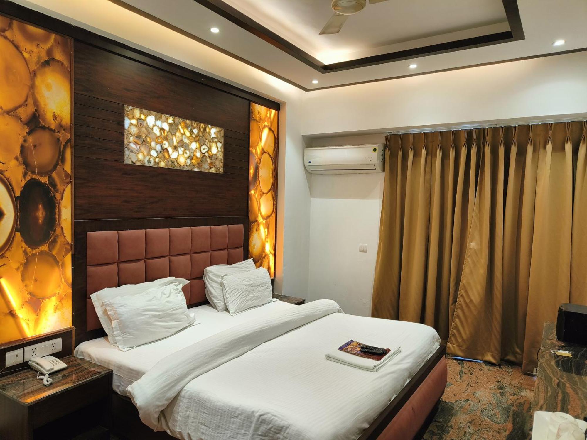 Jjk Rukmini Vilas Hotel & Banquet 무자파르푸르 외부 사진