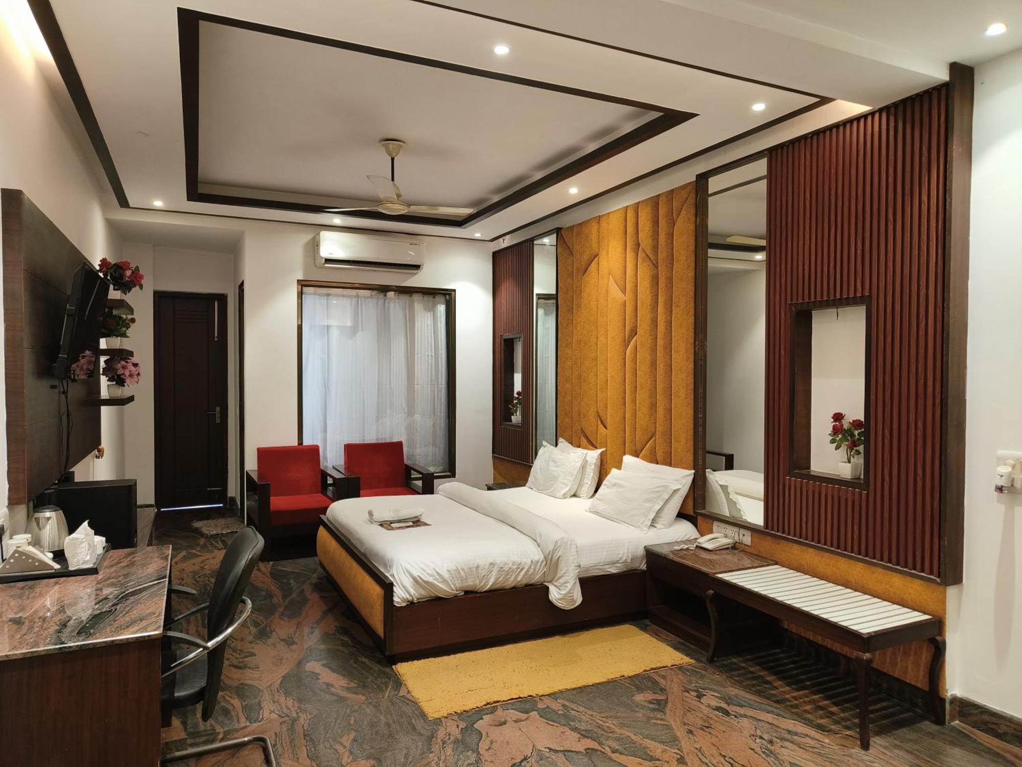 Jjk Rukmini Vilas Hotel & Banquet 무자파르푸르 외부 사진
