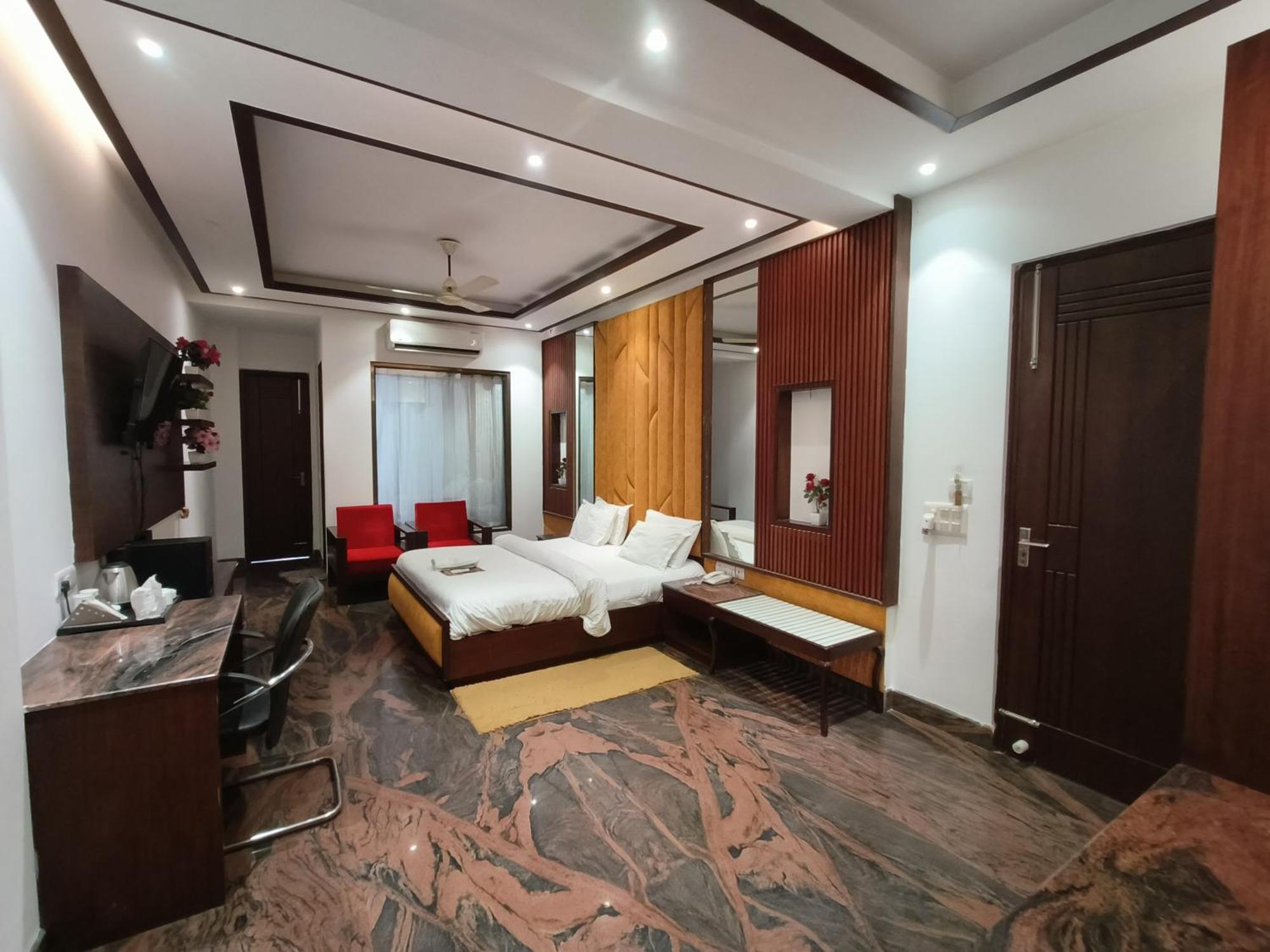 Jjk Rukmini Vilas Hotel & Banquet 무자파르푸르 외부 사진