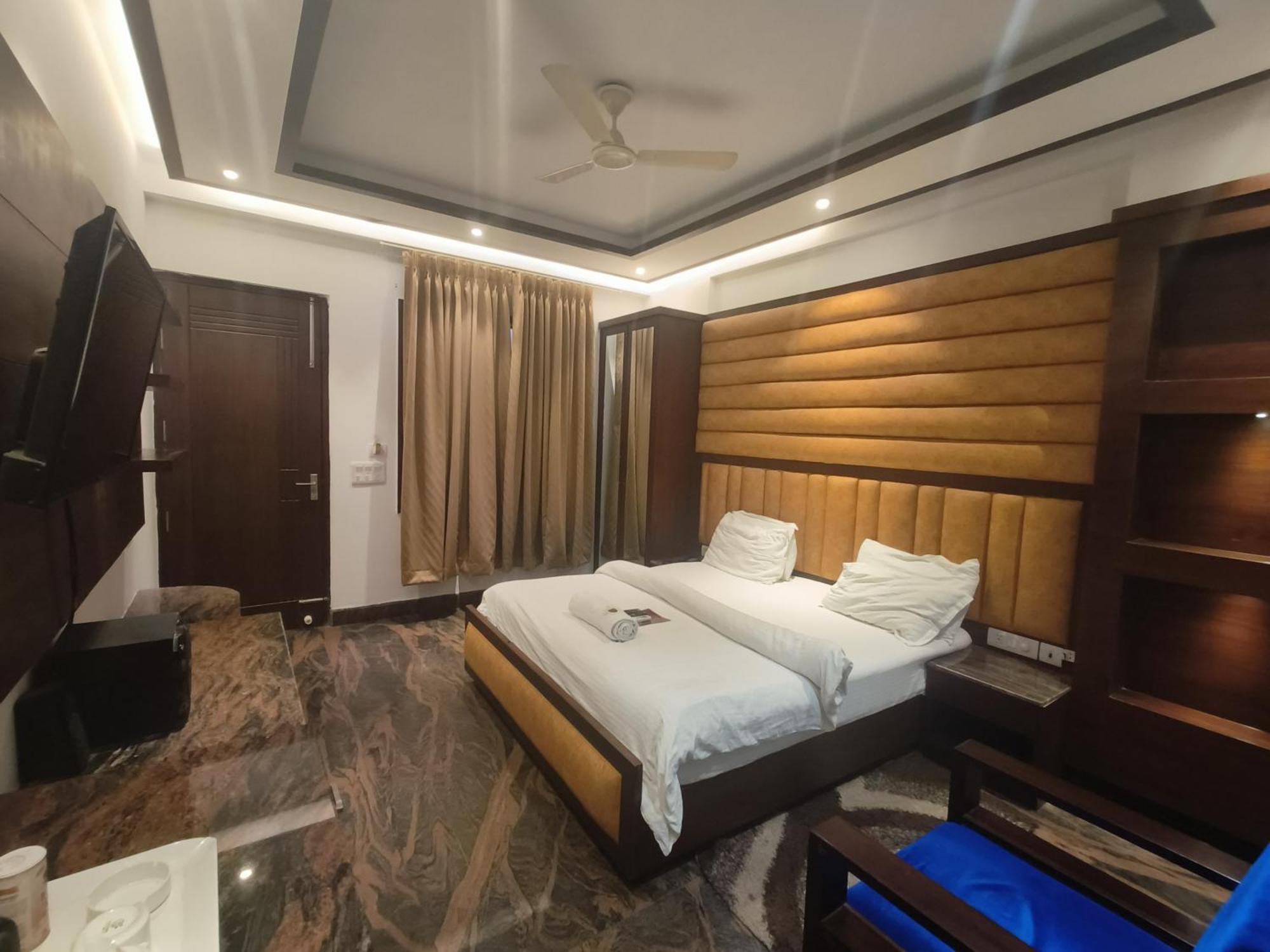 Jjk Rukmini Vilas Hotel & Banquet 무자파르푸르 외부 사진
