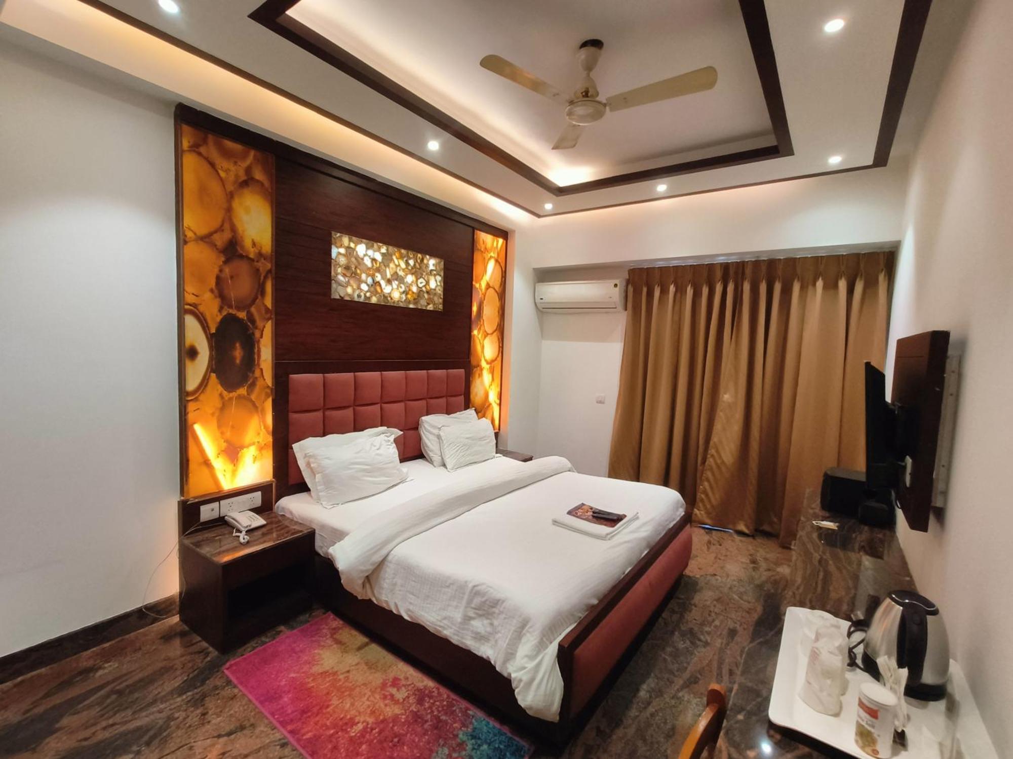 Jjk Rukmini Vilas Hotel & Banquet 무자파르푸르 외부 사진