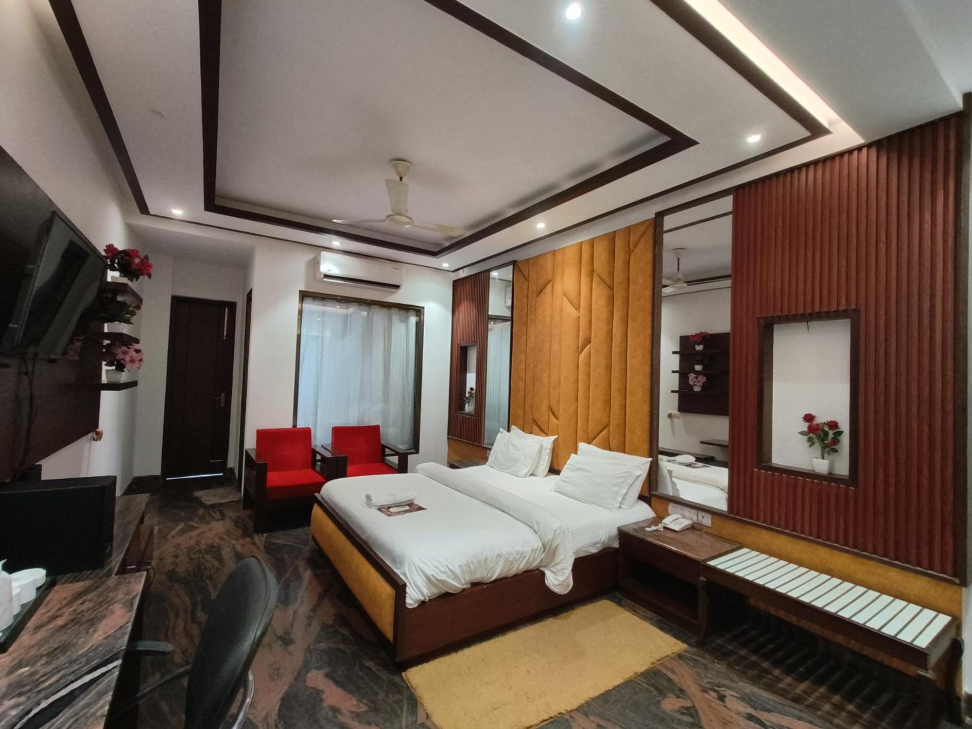Jjk Rukmini Vilas Hotel & Banquet 무자파르푸르 외부 사진