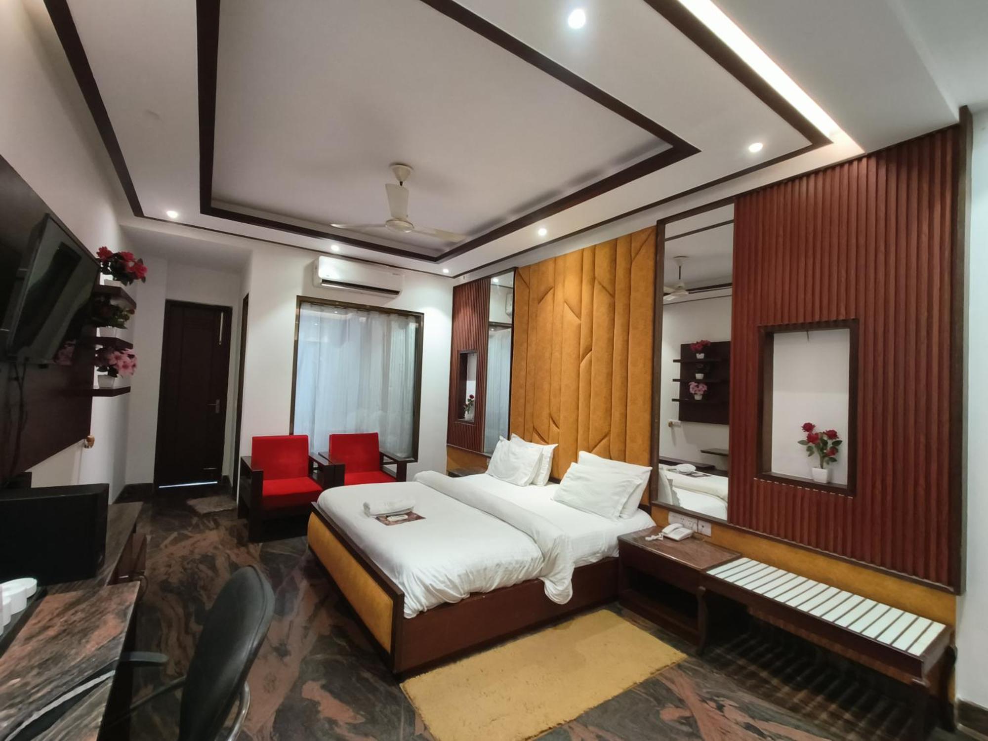 Jjk Rukmini Vilas Hotel & Banquet 무자파르푸르 외부 사진