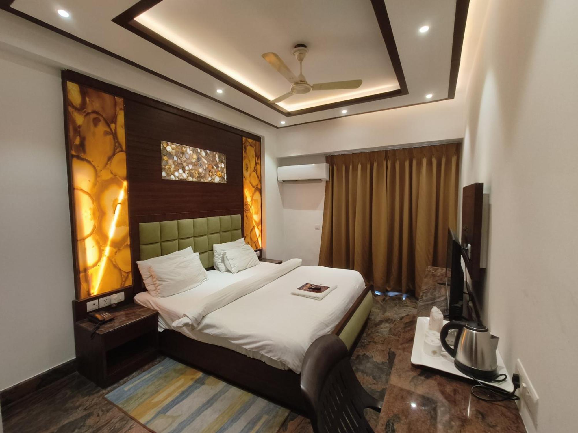 Jjk Rukmini Vilas Hotel & Banquet 무자파르푸르 외부 사진