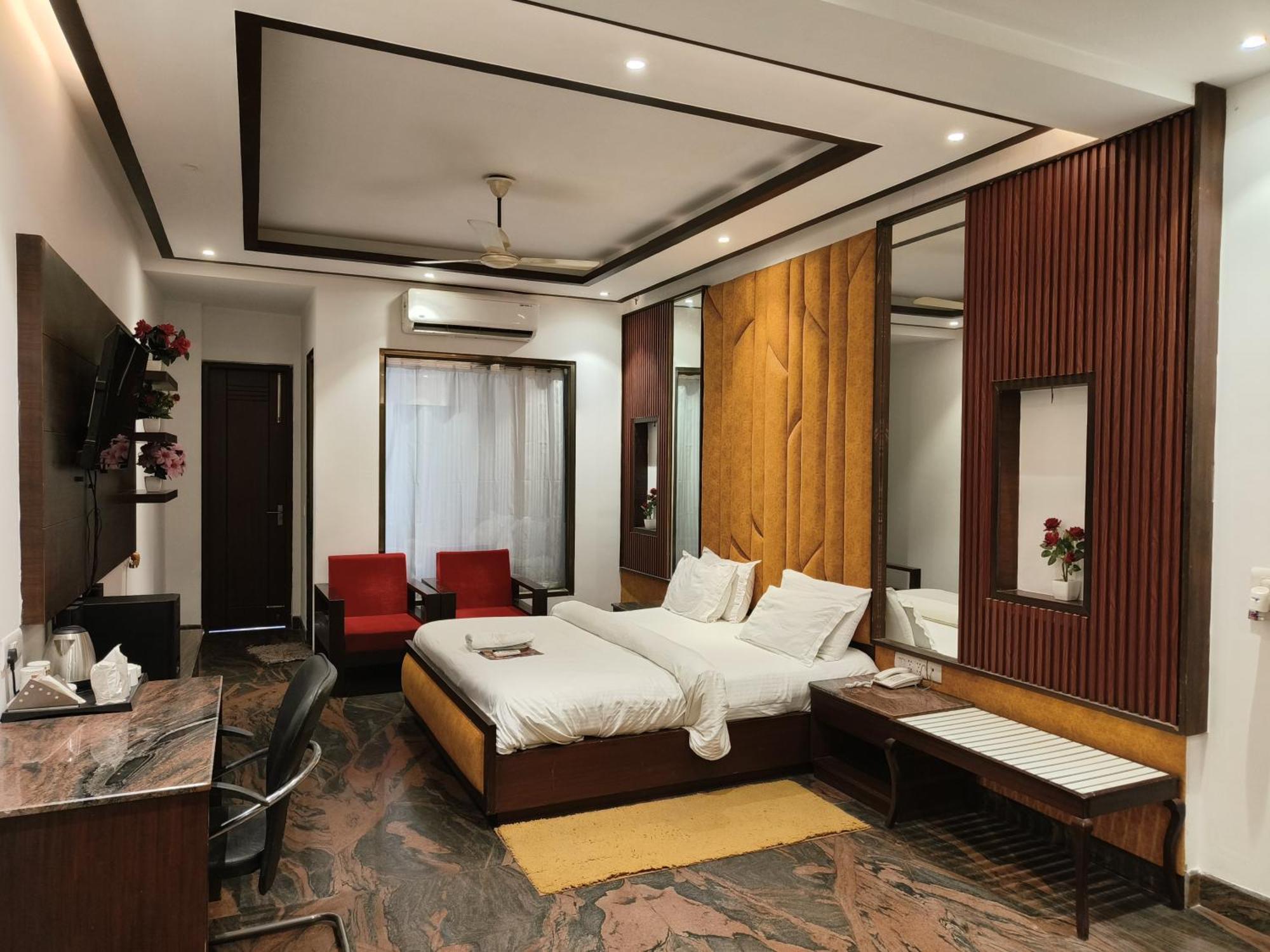 Jjk Rukmini Vilas Hotel & Banquet 무자파르푸르 외부 사진