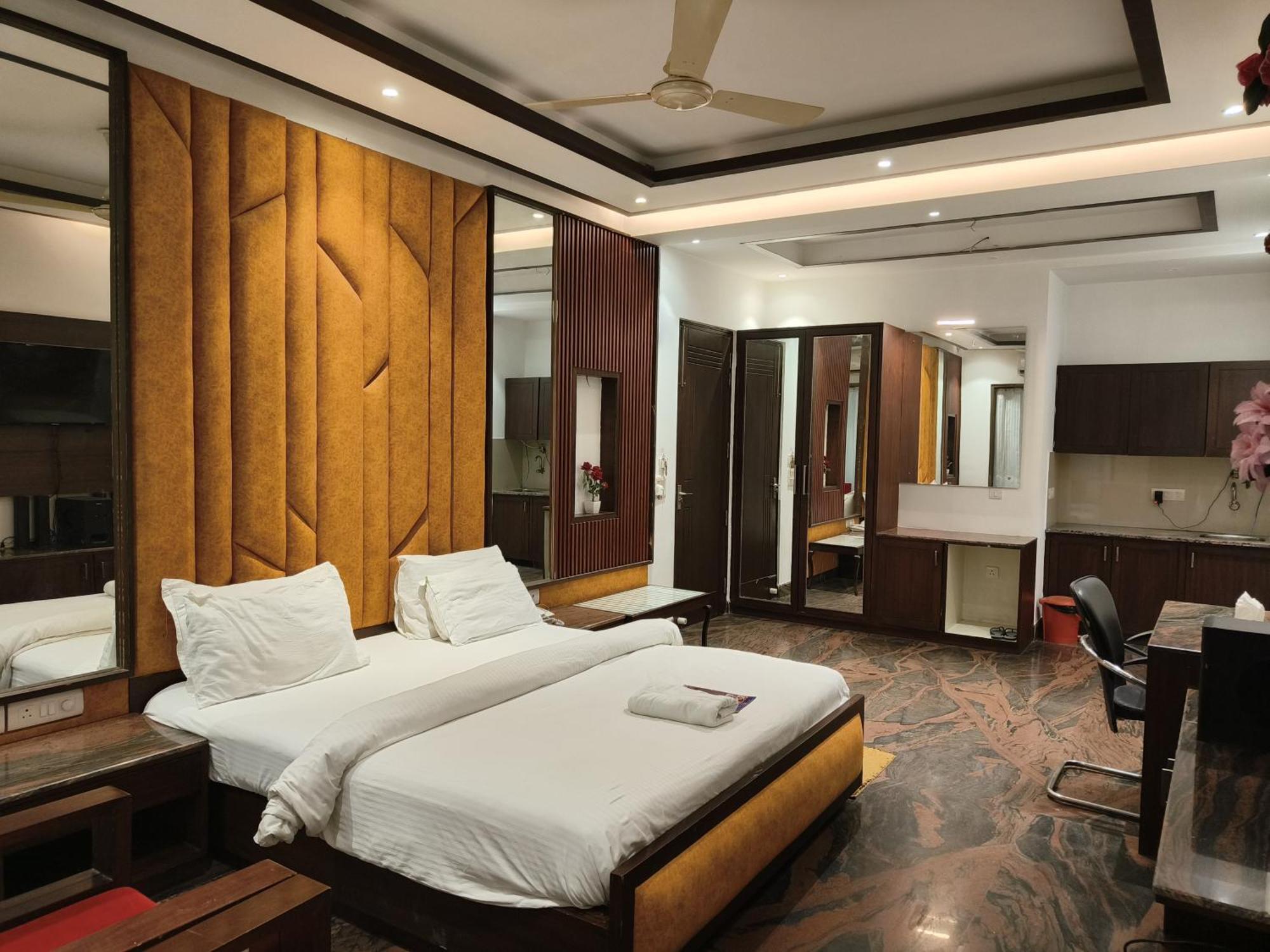 Jjk Rukmini Vilas Hotel & Banquet 무자파르푸르 외부 사진