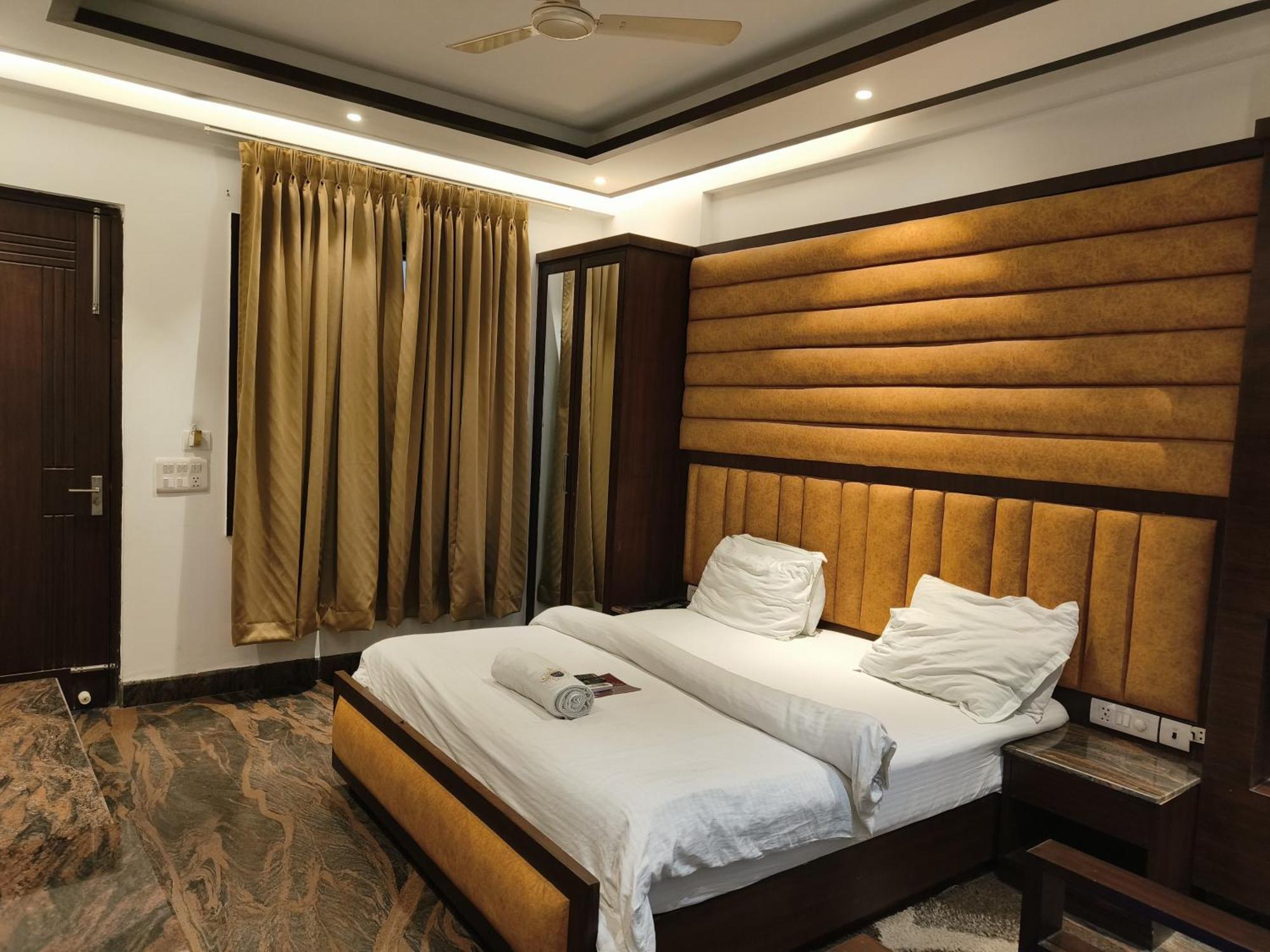 Jjk Rukmini Vilas Hotel & Banquet 무자파르푸르 외부 사진