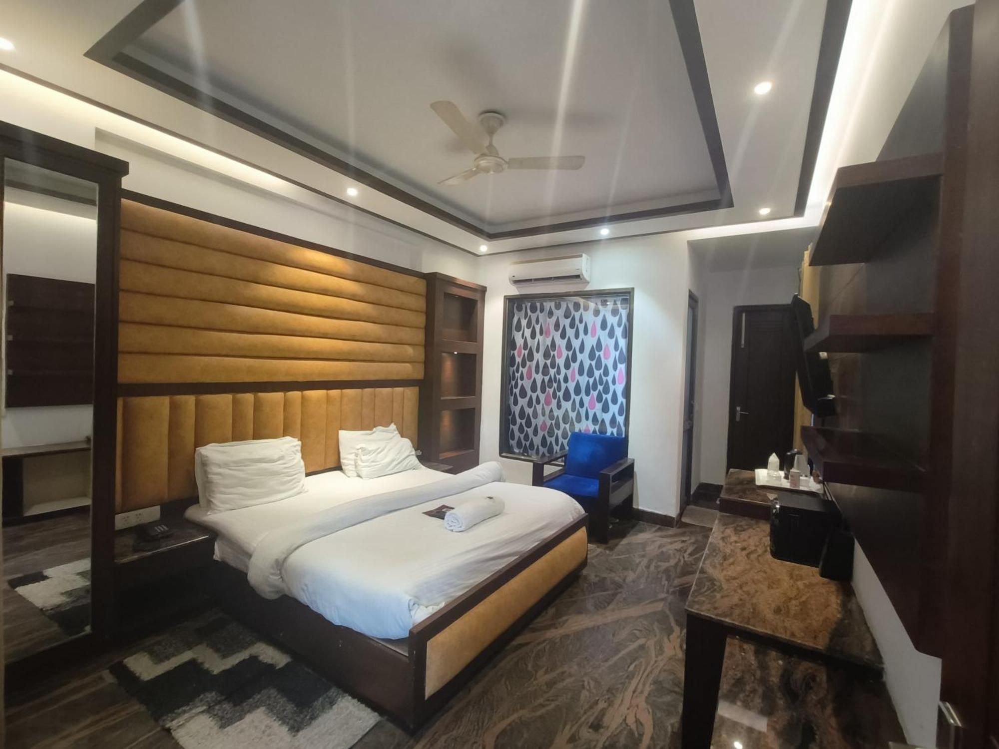 Jjk Rukmini Vilas Hotel & Banquet 무자파르푸르 외부 사진