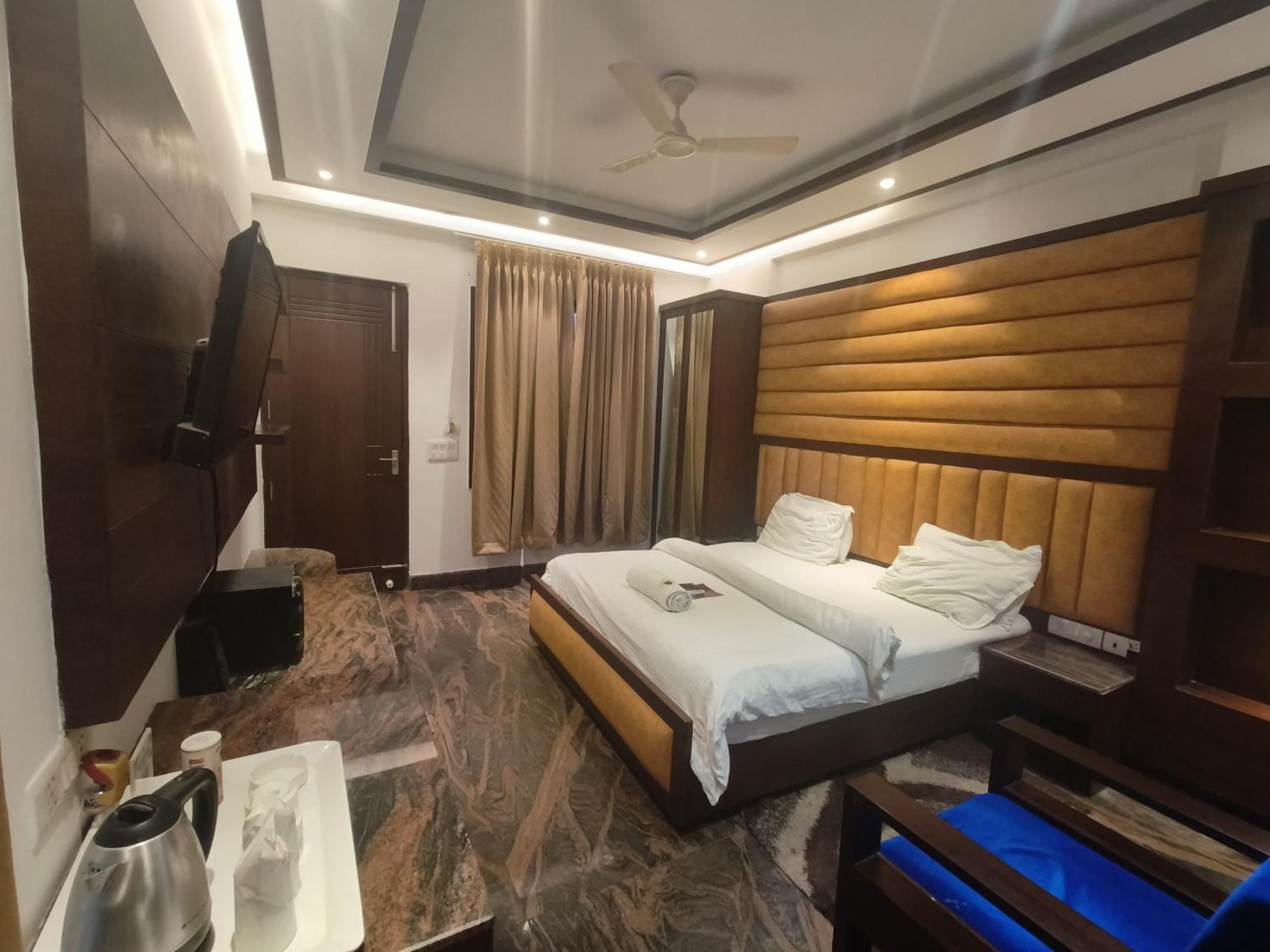 Jjk Rukmini Vilas Hotel & Banquet 무자파르푸르 외부 사진