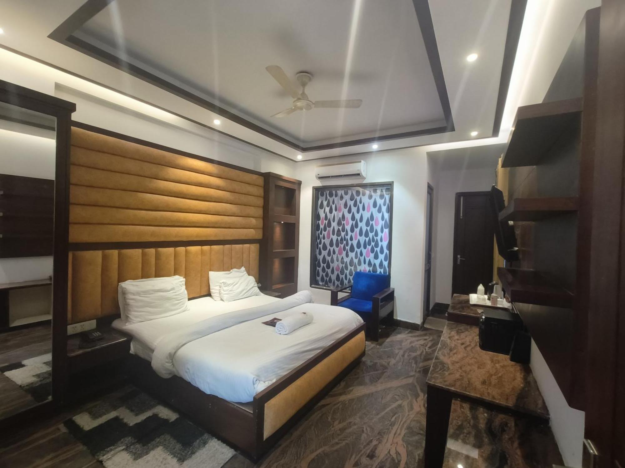 Jjk Rukmini Vilas Hotel & Banquet 무자파르푸르 외부 사진